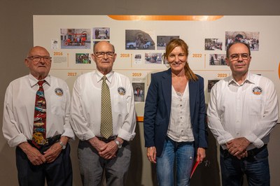 L’alcaldessa, a la inauguració de l’exposició amb els representants dels Amics dels Automòbils Antics (foto: Ajuntament de Rubí – Localpres).