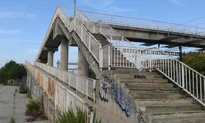 Una de les actuacions consistirà en reparar l’escala del pont de la Renfe.