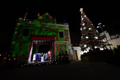 L'enllumenat ha estat encès per l'alcaldessa i el Consell de la Infància (foto: Ajuntament de Rubí - Localpres).