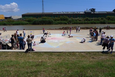 La pintada mural col·laborativa també s’ha celebrat, entre d’altres, a El Prat de Llobregat (foto: Som Aigua) .