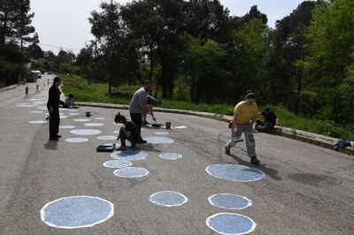 Els participants han pintat un camí de bombolles blaves a l'entorn de la font de Can Moritz (foto: Localpres)