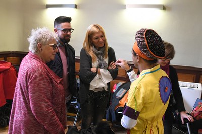 L'alcaldessa i el regidor de Medi Ambient, conversant amb la Síndica de Greuges i el tallerista de música reciclada (foto: Localpres)