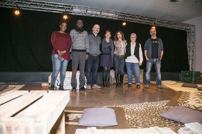 La regidora i la Síndica, acompanyades del dramaturg Ferran Joanmiquel i dels participants al debat (foto: Ajuntament – Lali Puig).