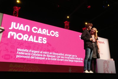 Reconeixement a Juan Carlos Morales per la seva promoció del bàsquet a la ciutat. Recull el Rubeo d'Or el seu fill Oriol