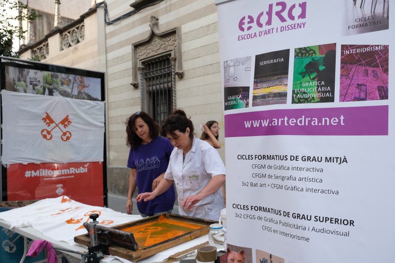 Estampació del domàs a càrrec d'edRa (foto: Ajuntament de Rubí)