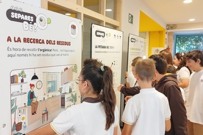 Alumnos y alumnas de la Escuela Regina Carmeli visitando la exposición (foto: Ayuntamiento de Rubí).