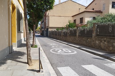 En este tramo de la c. Sant Sebastià se igualará la calzada al mismo nivel que el de las aceras (foto: Ayuntamiento de Rubí).