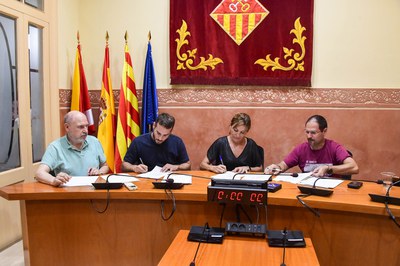 Firma del acta del sorteo por parte de las autoridades municipales y el gerente de Proursa (foto: Ayuntamiento de Rubí - Localpres).