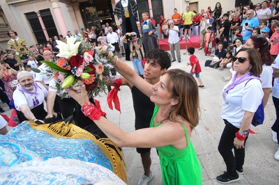 La alcaldesa y Dennis González, cambiando la toya a la gigante Paula (foto: Ayuntamiento de Rubí - Localpres).