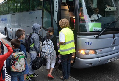 Alumnos de la Escuela Joan Maragall haciendo uso del transporte escolar (foto: Localpres).