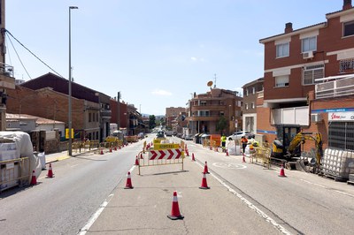 Mientras se ejecutan los trabajos, se da paso alternativo a los vehículos (foto: Ayuntamiento de Rubí - Localpres).
