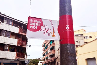 Farola con la banderola que recuerda que los orines deterioran el mobiliario urbano. (foto. Ayuntamiento de Rubí).