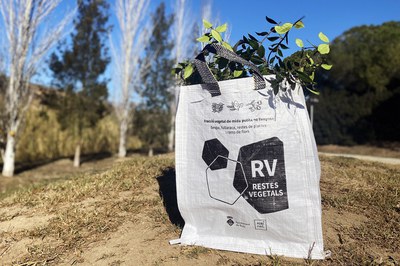 Las sacas son resistentes y fáciles de transportar (foto: Ayuntamiento de Rubí).