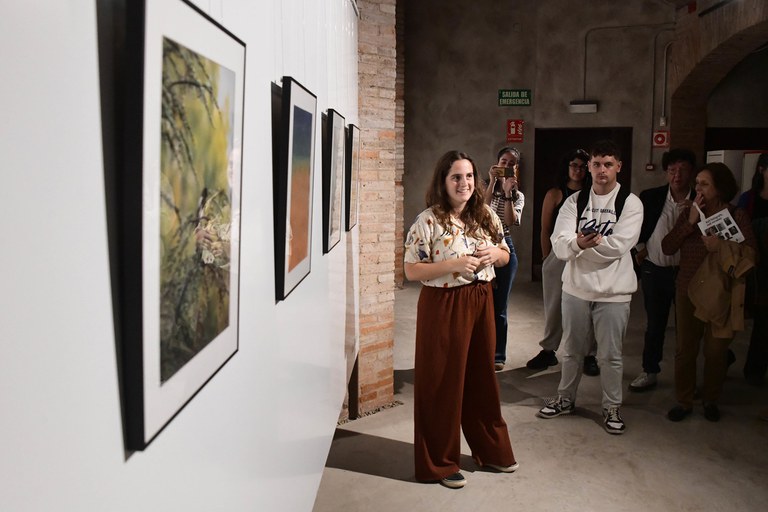 Alba Batalla explicando su obra (foto: Ayuntamiento de Rubí - Localpres)