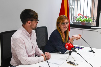 La alcaldesa y el concejal de Promoción y Dinamización Cultural, en la presentación del documento (foto: Ayuntamiento de Rubí – Localpres).