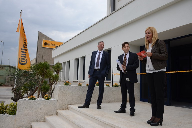 Ana María Martínez, presidiendo el acto de apertura de las nuevas instalaciones de la multinacional (foto: Localpres)