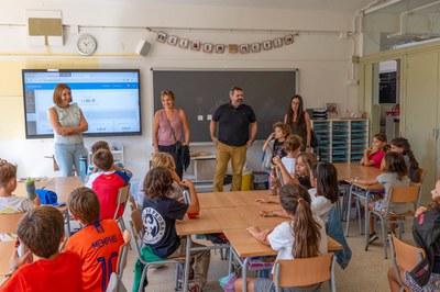 La alcaldesa en un aula de la escuela Torre de la Llebre (foto: Ayuntamiento de Rubí – Localpres).