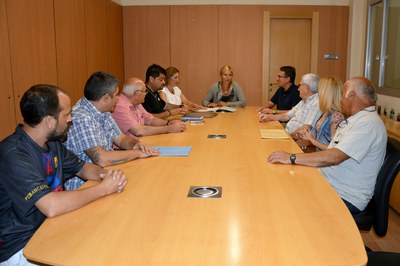 La reunión ha contado con vecinos del bloque afectado y del barrio.