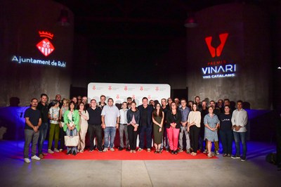 La alcaldesa con los catadores y los y las invitadas a la cena (foto: Ayuntamiento de Rubí - Localpres).