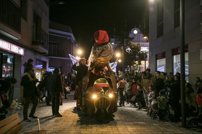 El Tió gigante de los comerciantes tampoco se ha querido perder el encendido de las luces (foto: Ayuntamiento – Lali Puig)