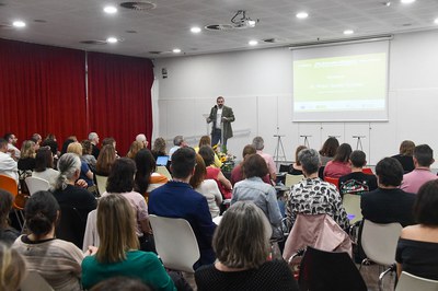 El concejal de Educación de Rubí ha abierto el encuentro (foto: Ayuntamiento de Rubí - Localpres).