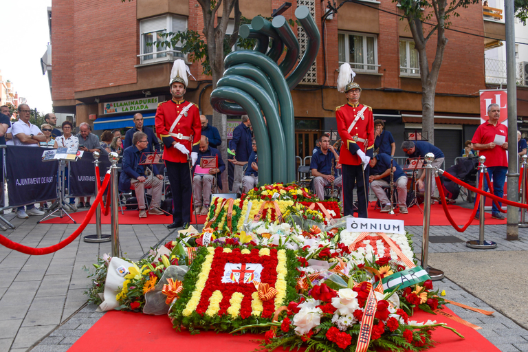 Ofrenda floral en el monumento Dempeus (foto: Ayuntamiento de Rubí - Localpres)