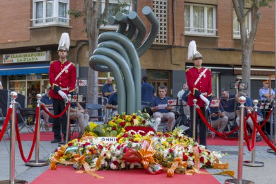 El monumento de la plaza 11 de septiembre se ha llenado de flores (foto: Ayuntamiento de Rubí - Localpres).