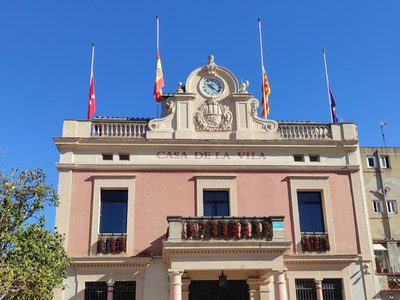 Las banderas lucirán a medio palo hasta el jueves (Foto: Ayuntamiento de Rubí).