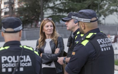 La nueva unidad con la alcaldesa durante la presentación a los medios de comunicación (foto: Ayuntamiento de Rubí-Localpres).