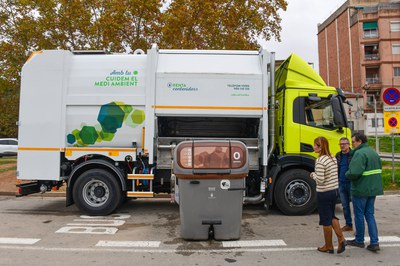 La alcaldesa y el concejal, conociendo las especificidades del nuevo vehículo (foto: Ayuntamiento de Rubí - Localpres).