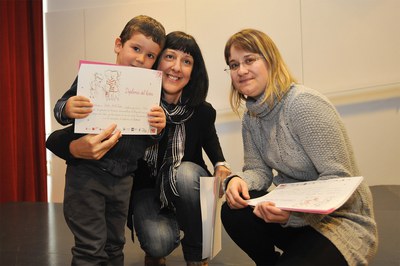 Los niños han recogido un diploma como participantes del "Nascuts per llegir" (foto: Localpres).