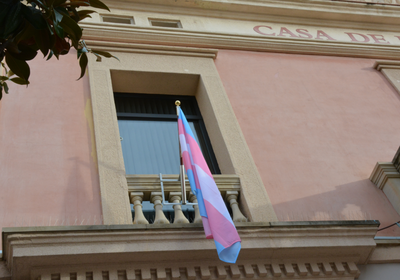 La bandera trans en la fachada del Ayuntamiento (foto: Ayuntamiento de Rubí).