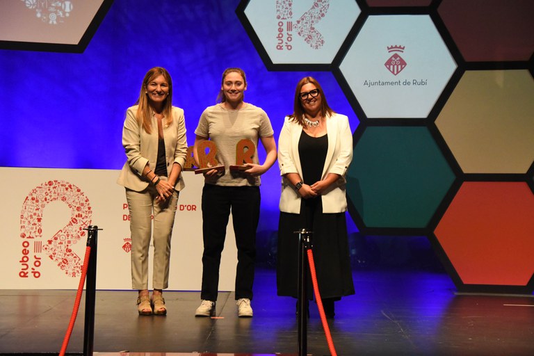 Elena Ruiz Barril, oro en el Europeo y plata en la liga Mundial de waterpolo, premio a la deportista catalana con mayor proyección.